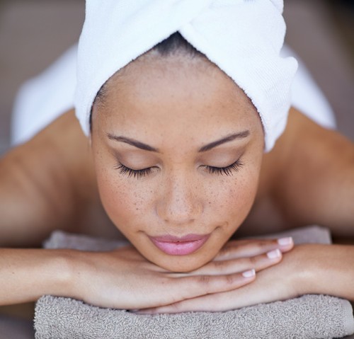 eine frau kriegt eine peeling velours behandlung in zurich